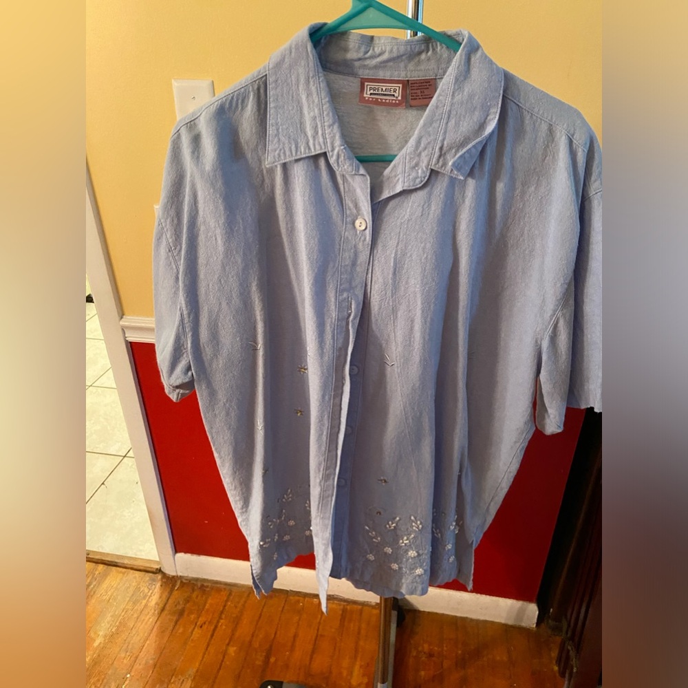 NEW LISTING - cute shirt with pretty pearl design.